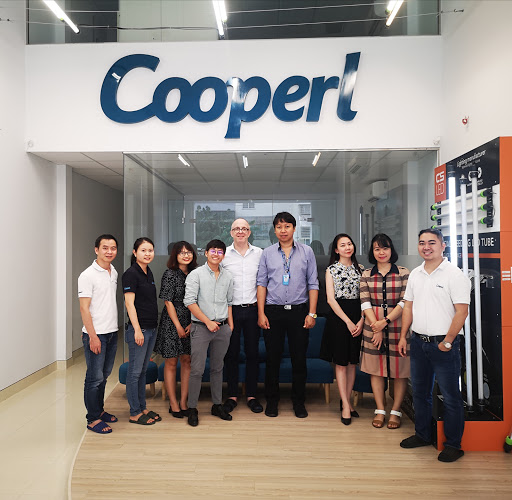 Équipe Cooperl Vietnam et clients dans le nouveau showroom à Ho Chi Minh Ville