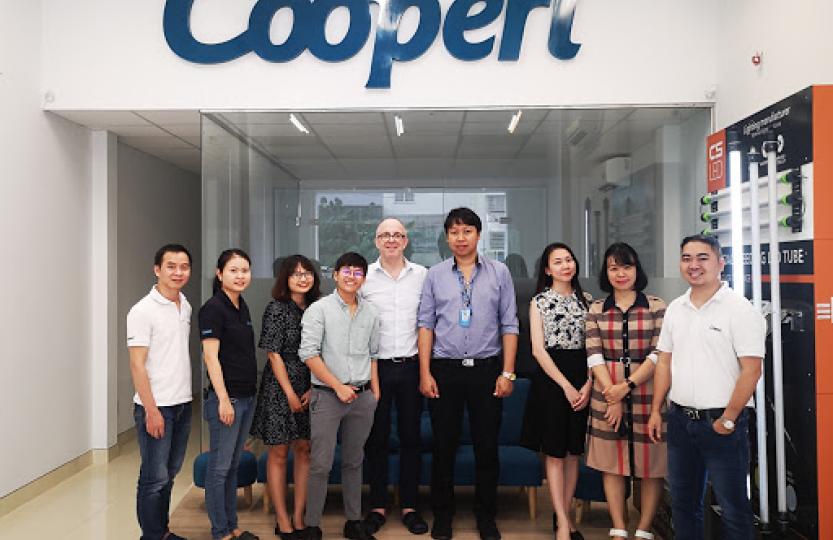 Équipe Cooperl Vietnam et clients dans le nouveau showroom