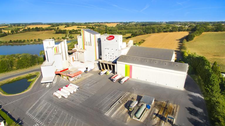 L'une de nos usines de fabrication d'aliments, située à Montreuil-sous-Pérouse (35)