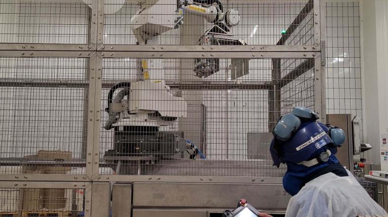 Vincent, technicien de maintenance à la Cooperl, travaille sur un robot 6 axes